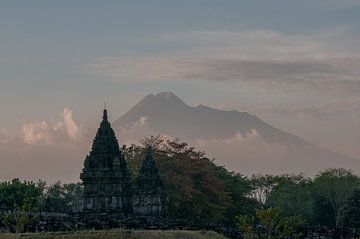 Temple hindou devant le Merapi sur Sander Strijdhorst