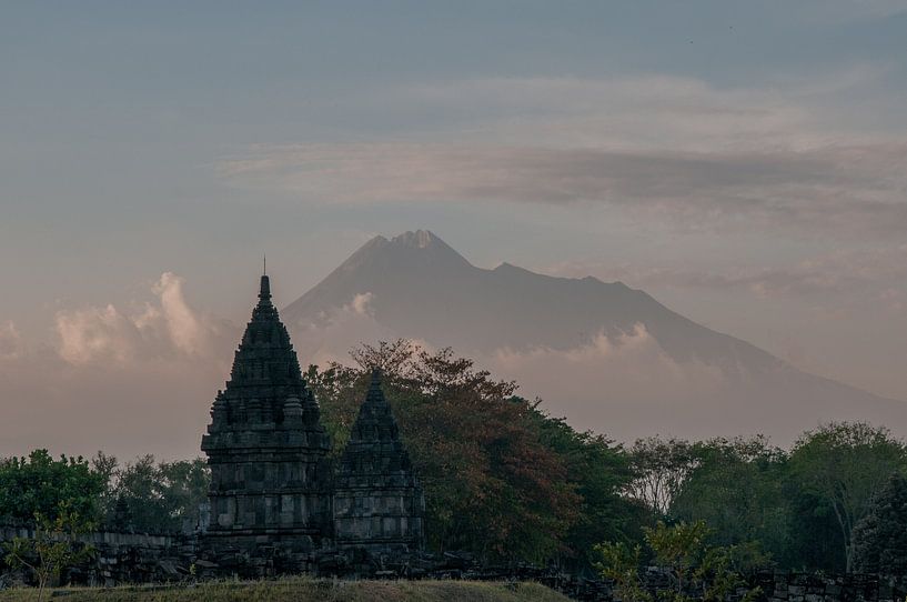 Hindu-Tempel vor dem Merapi von Sander Strijdhorst