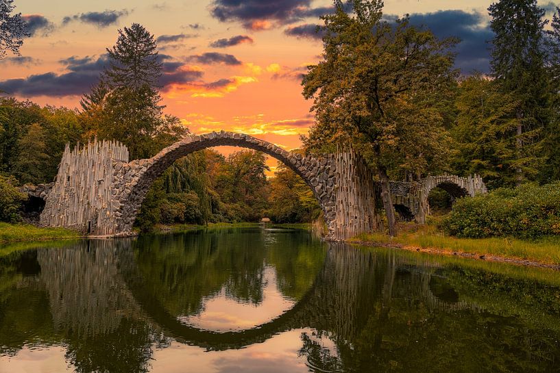 Uitzicht op de Rakotzbrücke in het Kromlauer Park van Andreas Völkel