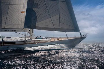 Luxe zeiljacht in actie op Middellandse Zee van Albert Brunsting