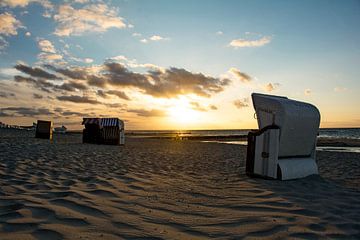 Chaises de plage sur la mer Baltique au coucher du soleil sur Claudia Evans