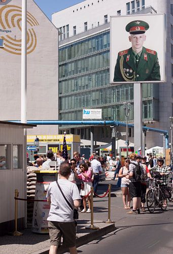 Communisme is kapitalisme bij Checkpoint Charlie