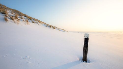 Stille entlang der Winterküste von Ameland von Peter Kuipers