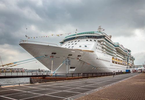 Passagiersschip aan de kade in Amsterdam