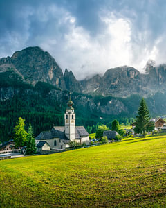 Die Kirche von Colfosco in den Dolomiten, Südtirol, Italien