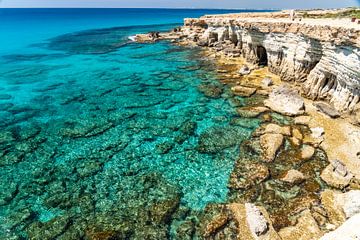 Zee Grotten Cyprus van Peter Schickert