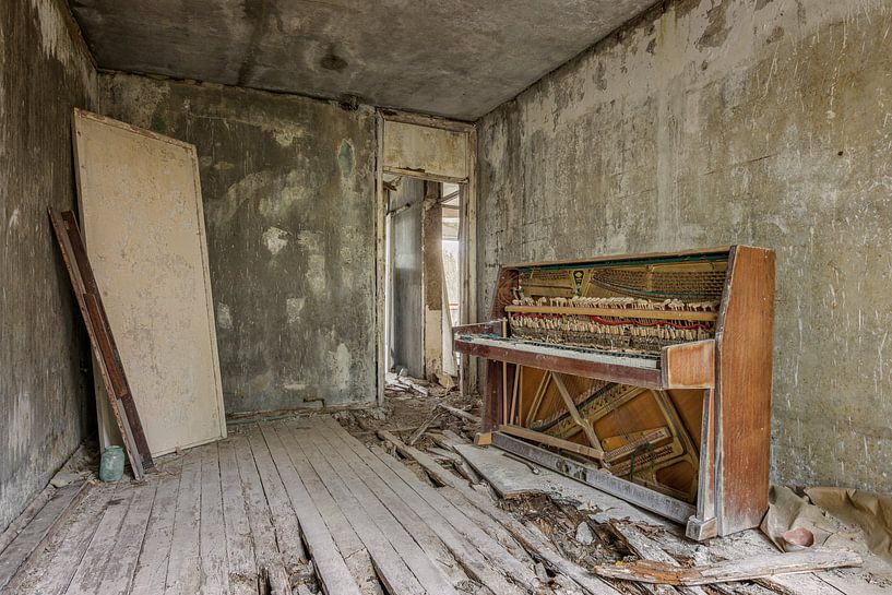 Piano in een verlaten plaats van Gentleman of Decay