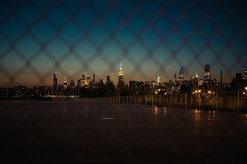 New York City door het hek bij nacht