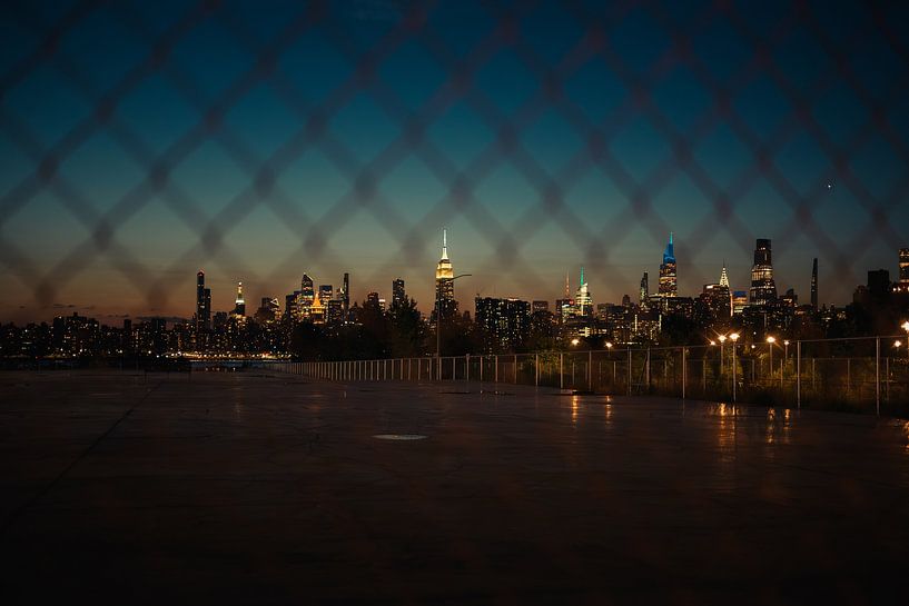 New York à travers la clôture la nuit par NZME Photography
