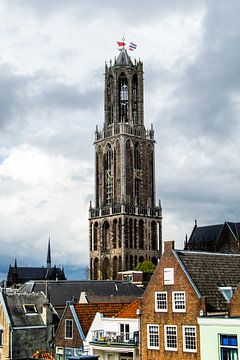 Donkere wolken rond de Utrechtse Domtoren op Koningsdag.