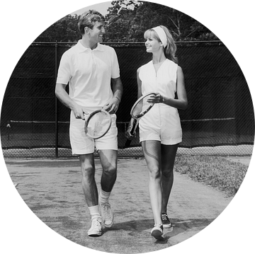 Paar op de tennisbaan (z/w foto) van Bridgeman Images