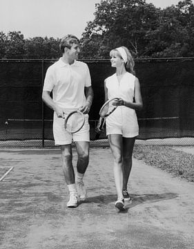 Ehepaar auf dem Tennisplatz (s/w-Foto)