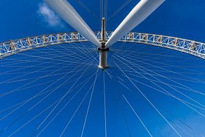 Londen Eye met superblauwe lucht