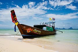 Longtailboot „Liyana 3“ am Strand von Marald Bes