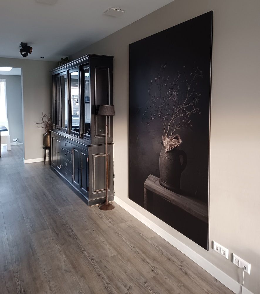 Stilleben mit Magnolienzweig in Knospe im Steinglas (vertikal) von Mayra Fotografie