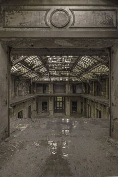 Prachtige glaskoepel in verlaten kantoorgebouw