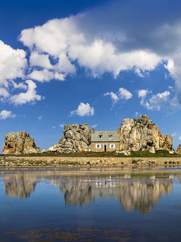 Castel Meur (La Maison du Gouffre) in Plougrescant