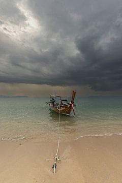 een longtailboot op Koh Mook van Walter G. Allgöwer