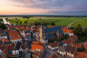 Sonnenuntergang in Hattem mit Zwolle und der IJssel im Hintergrund