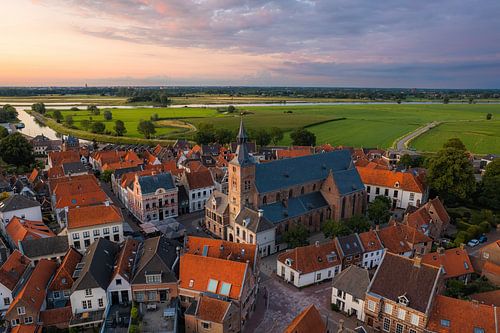 Coucher de soleil à Hattem avec Zwolle et l'IJssel en arrière-plan
