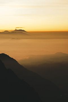 Zonsopgang Serenade (Mount Bromo, Java | Indonesië) van Annick Kalff