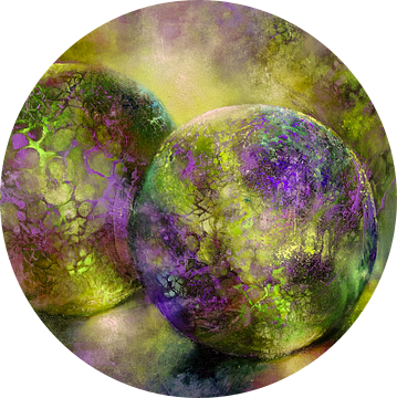 Kleine schatten - glazen bollen in het licht met geel en violet van Annette Schmucker