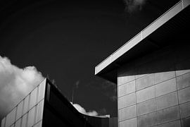 Moderne Architektur im Kontrast: Wolken und Beton von Jens Freudenau