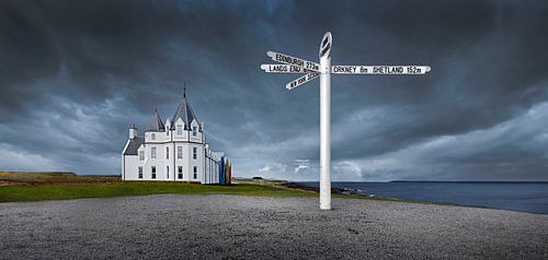 Hotel und Entfernungsangaben im Hotel John O'Groats Schottland. Starker Regenschauer.