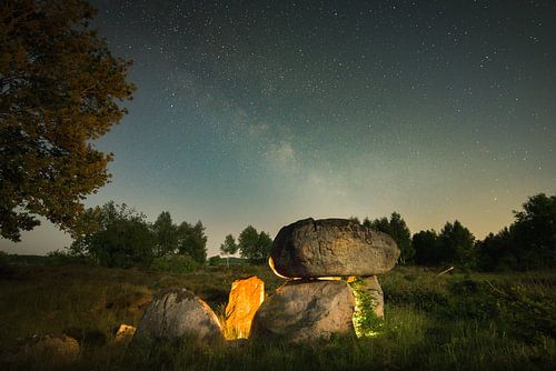 Melkweg boven de megalithische graftombe Steinalkenheide