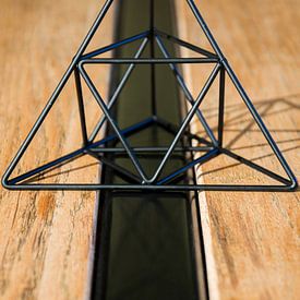 Abstracte driehoek van Mika Leinders