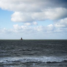 Oude zeilkotter op de Noordzee van Marcel Riepe