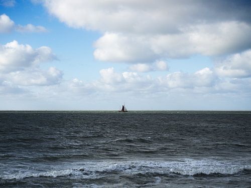 Oude zeilkotter op de Noordzee