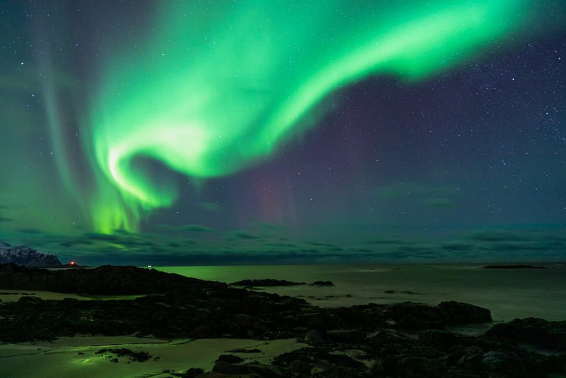 Groen noorderlicht boven zee van Tilo Grellmann