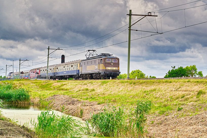 locomotive électrique 1304 à travers le paysage de la Hollande septentrionale par eric van der eijk
