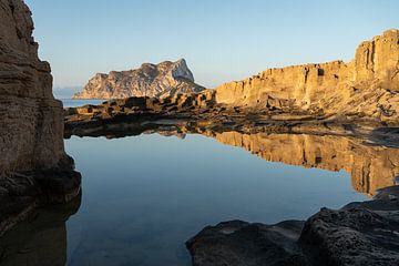 Peñón de Ifach. Rotsen weerspiegeld in de Middellandse Zee 3 van Adriana Mueller