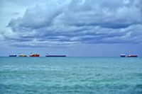 Des bateaux à l'horizon