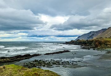 Zwart strand met bergen en rotsen in IJsland van MPfoto71