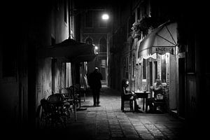 Venedig bei Nacht in Schwarz-Weiß von Gerard Wielenga