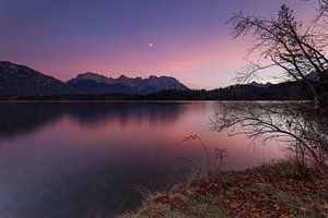 Farbenspiel am Barmsee mit Bergblick