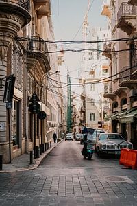 Inkijkje in een straat in Beiroet, Libanon van Moniek Kuipers