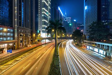 De straten van Hong Kong in de nacht van Jasper den Boer