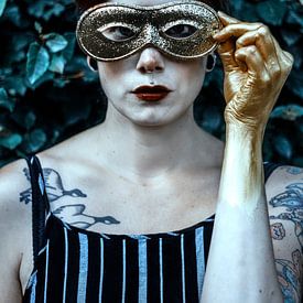 Woman with golden mask von Laura Wienk