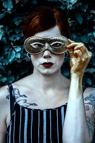 Vrouw met gouden masker