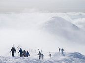 Skiërs op de vulkaan Annapuri in Japan van Menno Boermans thumbnail