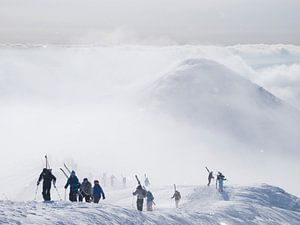 Skiërs op de vulkaan Annapuri in Japan van Menno Boermans