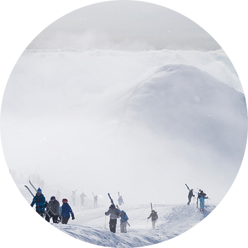 Skiërs op de vulkaan Annapuri in Japan van Menno Boermans