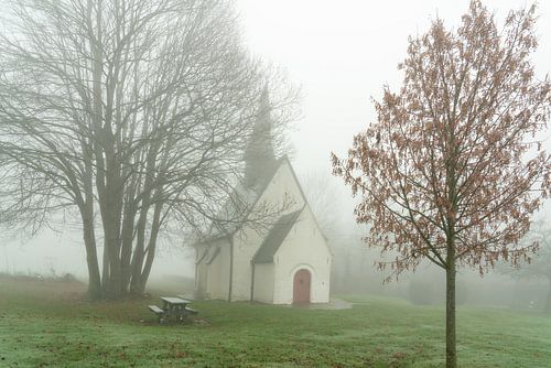 Woestijkapel in Gooik in de mist