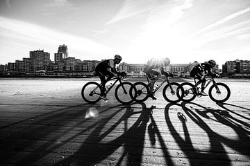 Cyclistes de plage à contre-jour devant le Kurhaus, noir et blanc sur Sander de Vries