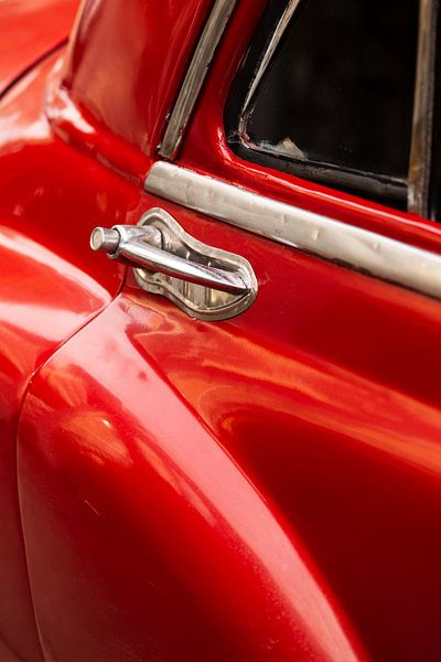 Détail d'une voiture ancienne cubaine rouge par Marianne Ottemann - OTTI
