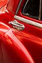 Détail d'une voiture ancienne cubaine rouge par Marianne Ottemann - OTTI Aperçu
